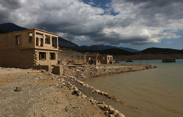 Το-βυθισμένο-χωριό-Κάλλιο-αναδύθηκε-από-τα-νερά-της-λίμνης-του-Μόρνου-εξαιτίας-της-παρατεταμένης-λειψυδρίας-–-Δείτε-φωτογραφίες