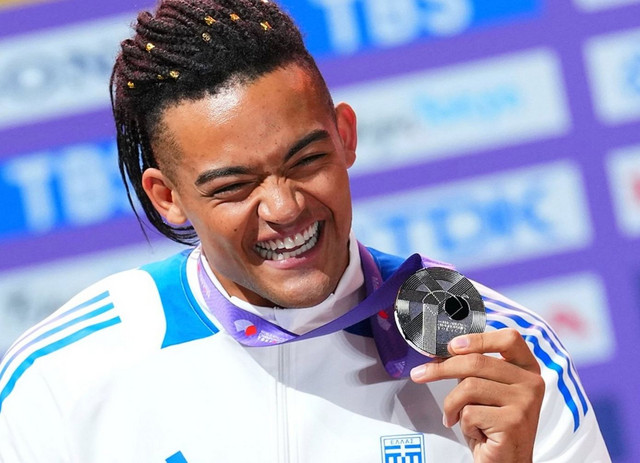 Εμμανουήλ-Καραλής:-Η-στιγμή-του-απονομής-του-αργυρού-μεταλλίου-στο-Τόκιο