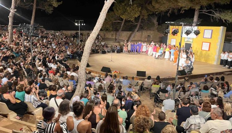 Ο-Ρεθύμνης-Πρόδρομος-σε-παράσταση-του-Συλλόγου-«ΑΓΑΠΗ»