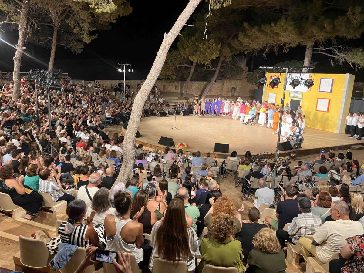 Ο-Ρεθύμνης-Πρόδρομος-σε-παράσταση-του-Συλλόγου-«ΑΓΑΠΗ»