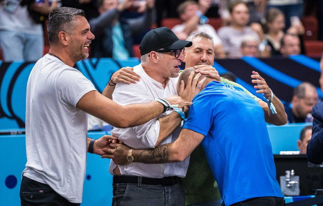 eurobasket-2025:-Με…-Βίσση-και-«Ψυχεδέλεια»-το-βίντεο-της-fiba-για-Διαμαντίδη,-Παπαλουκά,-Τσαρτσαρή