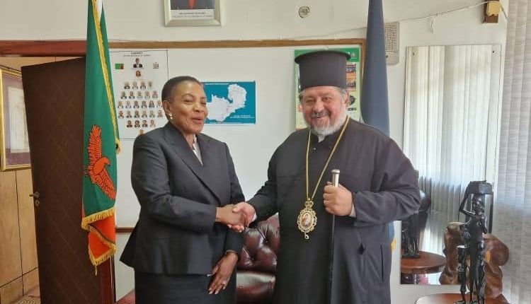 Ο-Μητροπολίτης-Ζάμπιας-στην-Πρόεδρο-της-εθνικής-αντιπροσωπείας-στη-Βουλή-της-Ζάμπιας