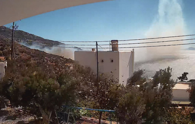 Καλύτερη-η-εικόνα-της-φωτιάς-στην-Παλαιόπολη-Άνδρου-–-Ενισχύθηκαν-οι-πυροσβεστικές-δυνάμεις