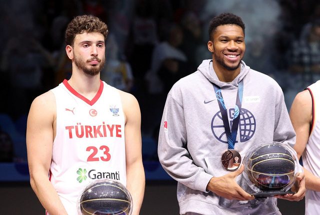 «Επικοινωνιακό-λάθος»-λέει-ο-Σενγκούν-για-την-ανάρτηση-με-τη-θάλασσα-–-Η-«απολογία»-του-Τούρκου-μπασκετμπολίστα