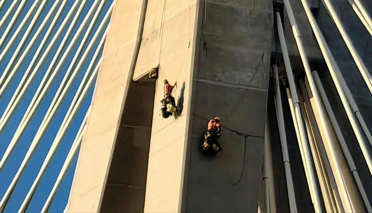 Αλπινιστές-επιθεωρούν-τη-γέφυρα-Ρίου-Αντιρρίου-–-Εικόνες-που-κόβουν-την-ανάσα-–-ertnews.gr