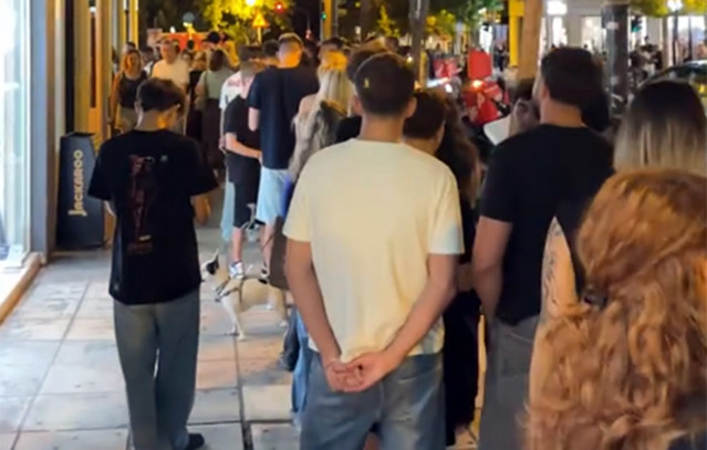 Ουρές-στη-Θεσσαλονίκη-για-τα-εγκαίνια-καταστήματος-fast-food