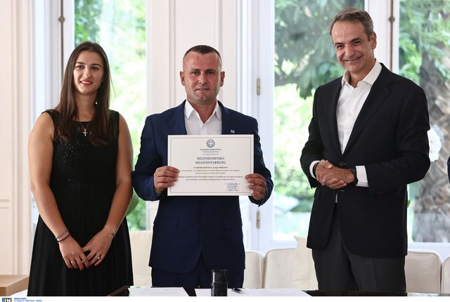 Τιμήθηκε-με-πολιτογράφηση-ο-«ήρωας-του-Αράχθου»,-που-είχε-βουτήξει-σε-ποτάμι-για-να-σώσει-δύο-παιδιά-–-Υπέγραψε-ο-Κυριάκος-Μητσοτάκης