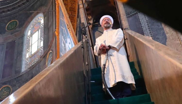 Ο-Ερντογάν-“αποκεφάλισε”-τον-διευθυντή-Θρησκευτικών-Υποθέσεων-της-Τουρκίας,-Αλί-Ερμπάς,-που-είχε-εμφανιστεί-με-σπαθί-στην-Αγιά-Σοφιά