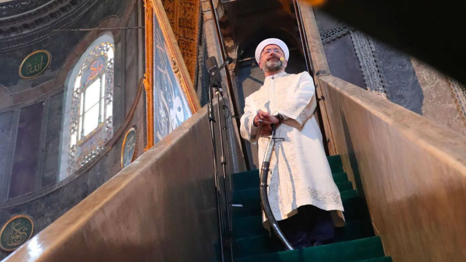 Ο-Ερντογάν-“αποκεφάλισε”-τον-διευθυντή-Θρησκευτικών-Υποθέσεων-της-Τουρκίας,-Αλί-Ερμπάς,-που-είχε-εμφανιστεί-με-σπαθί-στην-Αγιά-Σοφιά