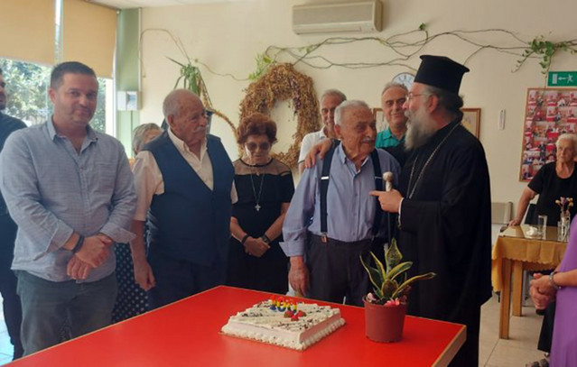 Ρεθυμνιώτης-έκλεισε-τα-100-και-γιόρτασε-τα-γενέθλιά-του-με-τρία-κεριά-στην-τούρτα