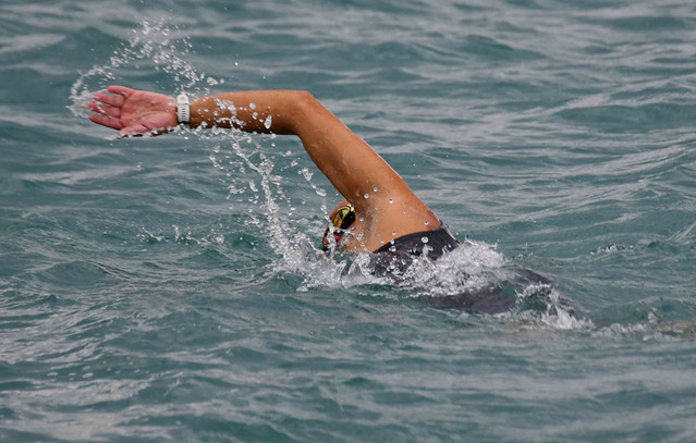 Ο-Σταύρος-Σμυρλής-ξεκίνησε-ένα-κολυμβητικό-ταξίδι-100-χλμ.-από-το-Ναύπλιο-μέχρι-τις-Σπέτσες-για-τη-«Φλόγα»-–-Δείτε-βίντεο