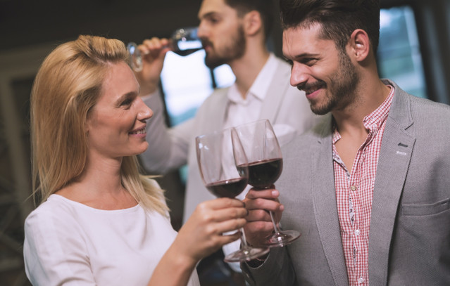 cuckolding:-Τι-είναι,-γιατί-«ανάβει»-κάποιους-και-πώς-να-γίνεται-με-ασφάλεια