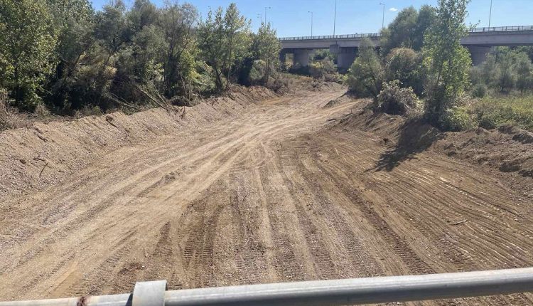 Επιθεώρηση-εργασιών-καθαρισμού-του-Αλφειού-στη-Μεγαλόπολη-από-τον-Αντιπεριφερειάρχη-Κώστα-Μανδρώνη-–-Περιφέρεια-Πελοποννήσου