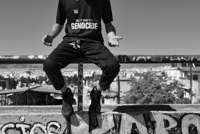 Εδώ-δε-χωράνε-οπαδικά,-μόνο-ανθρωπιά:-Ο-street-artist-dazno-λανσάρει-μια-ποδοσφαιρική-φανέλα-αλληλεγγύης-για-τον-λαό-της-Παλαιστίνης