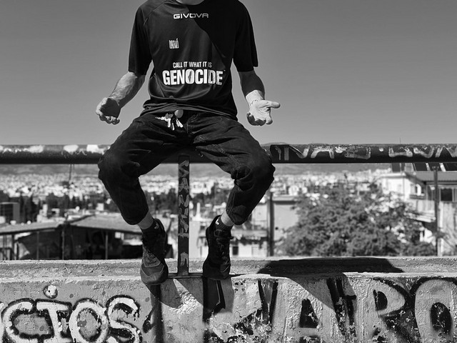 Εδώ-δε-χωράνε-οπαδικά,-μόνο-ανθρωπιά:-Ο-street-artist-dazno-λανσάρει-μια-ποδοσφαιρική-φανέλα-αλληλεγγύης-για-τον-λαό-της-Παλαιστίνης