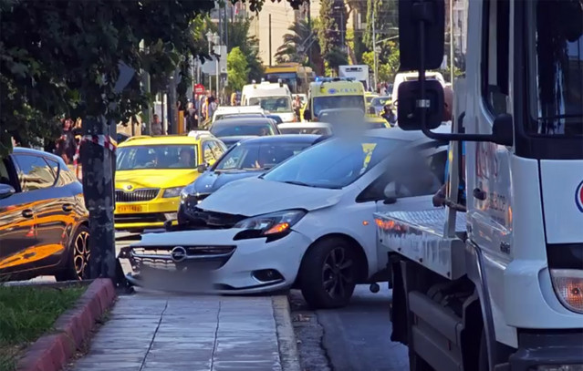 Αυτοκίνητο-έπεσε-σε-κολόνα-στη-Βασιλίσσης-Σοφίας-–-Δείτε-βίντεο,-αυξημένη-κίνηση-στο-σημείο