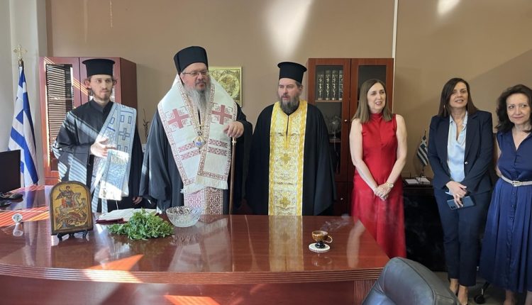 Αγιασμός-από-τον-Μητροπολίτη-Ιερώνυμο-στα-γραφεία-της-Πρωτοβάθμιας-Εκπαίδευσης-Λάρισας