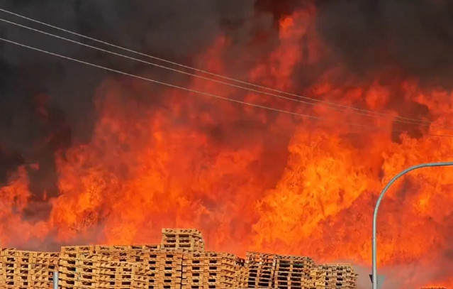 Φωτιά-σε-βιομηχανική-εγκατάσταση-στο-Μενίδι-–-Μήνυμα-από-το-112-για-επικίνδυνους-καπνούς