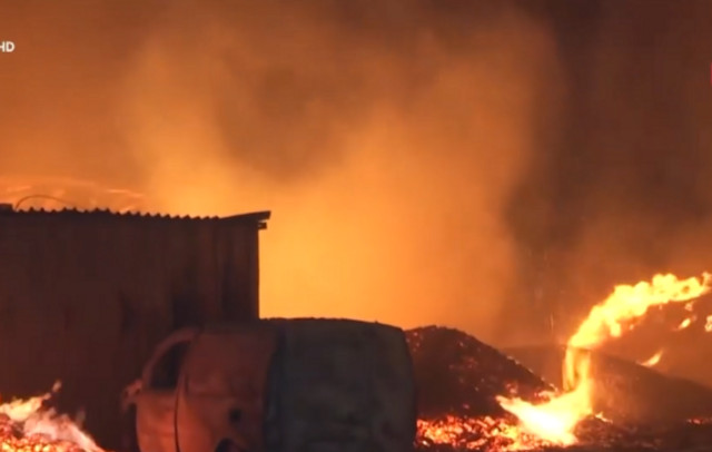 Φωτιά-στο-Μενίδι:-Στάχτη-δύο-εργοστάσια,-στις-φλόγες-και-τρίτο-–-Μάχη-να-μην-επεκταθεί-η-πυρκαγιά