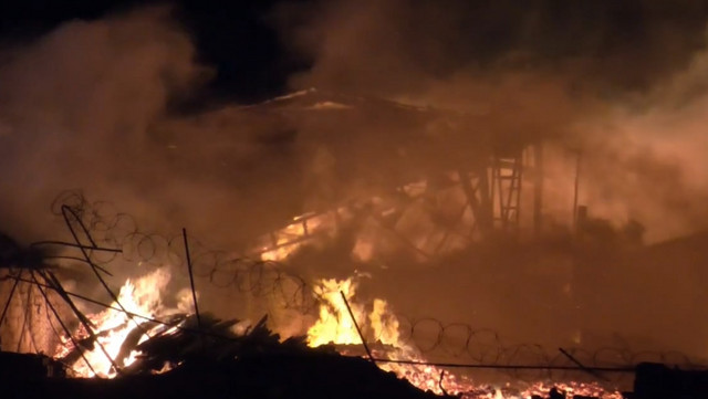 Οριοθετήθηκε-η-φωτιά-στο-Μενίδι-–-Σοβαρές-ζημιές,-δύο-εργοστάσια-παραδόθηκαν-στις-φλόγες