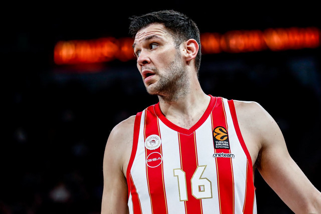 Ο-Κώστας-Παπανικολάου-βρέθηκε-μπροστά-σε-τροχαίο-και-απασχολούσε-2-μικρά-παιδιά-για-να-μην-δουν-την-τραυματισμένη-μητέρα-τους