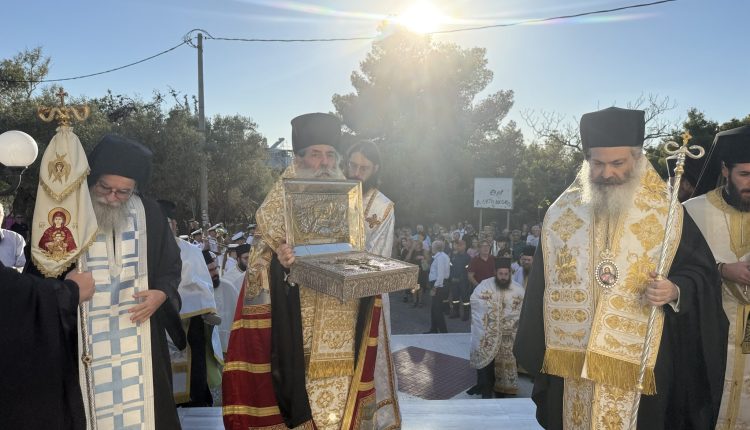 Τίμιο-Ξύλο-και-Άρραφος-Χιτώνας-του-Κυρίου-μας-στην-Ι.-Μητρόπολη-Πειραιώς