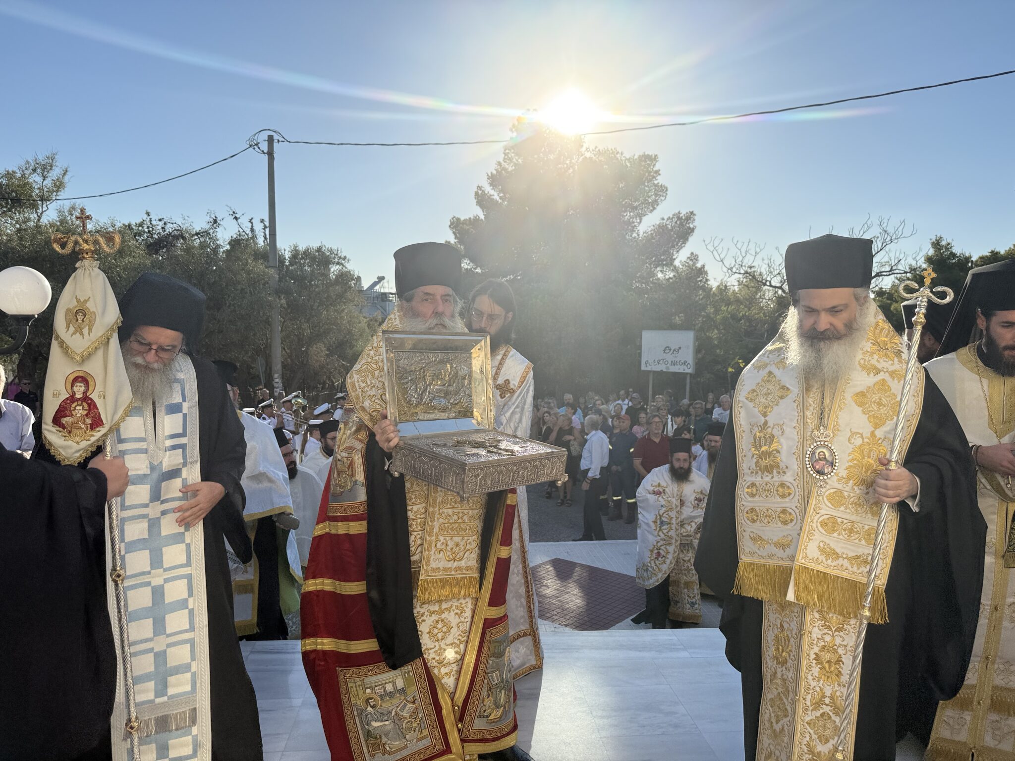 Τίμιο-Ξύλο-και-Άρραφος-Χιτώνας-του-Κυρίου-μας-στην-Ι.-Μητρόπολη-Πειραιώς