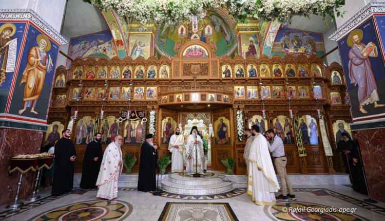 Θεία-Λειτουργία-ενώπιον-του-Τιμίου-Σταυρού-του-Μ.-Κωνσταντίνου-στην-Ηλιούπολη-Θεσσαλονίκης-(ΦΩΤΟ)