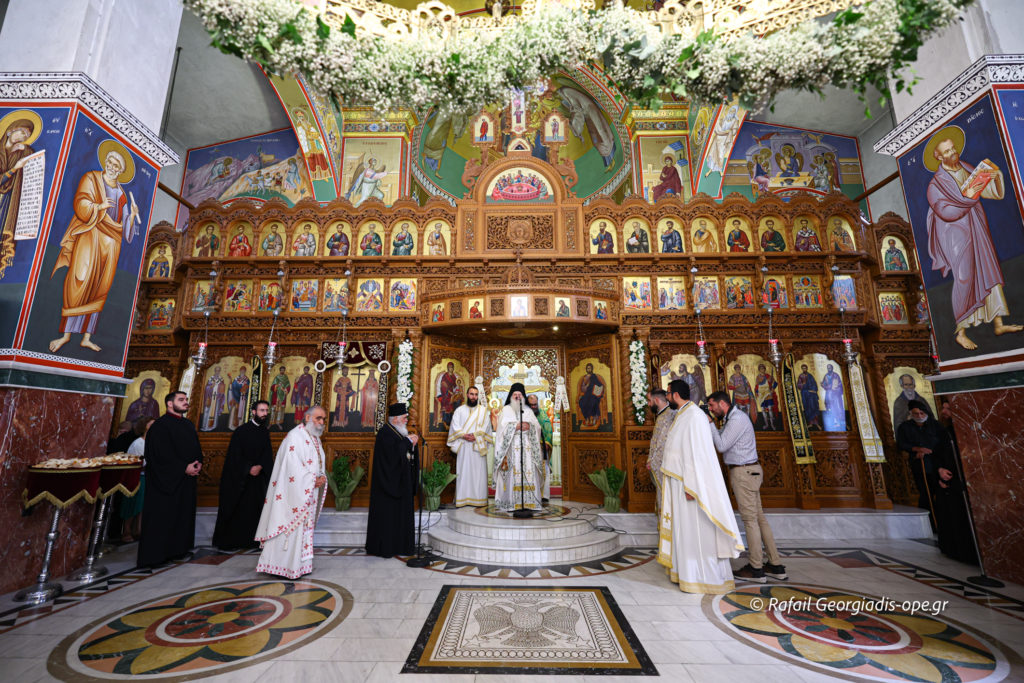 Θεία-Λειτουργία-ενώπιον-του-Τιμίου-Σταυρού-του-Μ.-Κωνσταντίνου-στην-Ηλιούπολη-Θεσσαλονίκης-(ΦΩΤΟ)
