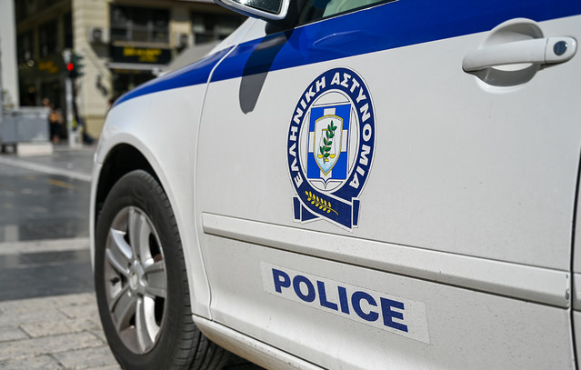 Γερανοφόρο-όχημα-έπεσε-επάνω-σε-καφετέρια-στη-Γλυφάδα