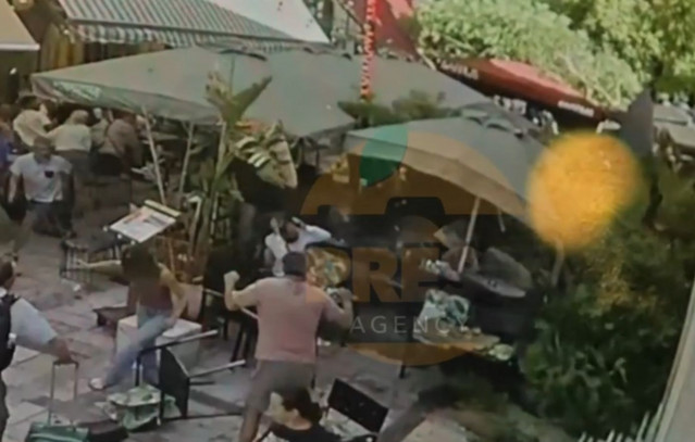 Η-στιγμή-που-το-δέντρο-πέφτει-στην-πλατεία-Αγίας-Ειρήνης