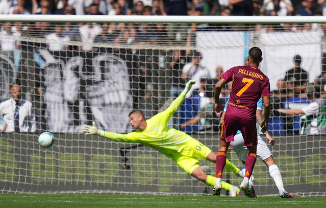 serie-a:-Η-Ρόμα-πήρε-το-ντέρμπι-με-τη-Λάτσιο-στο-ντεμπούτο-του-Τσιμίκα