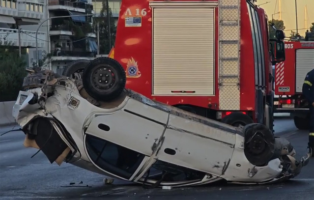Σοβαρό-τροχαίο-στην-Ποσειδώνος:-Στο-νοσοκομείο-ο-οδηγός-του-ΙΧ.-που-ανατράπηκε-–-Γέρνει-φανάρι-κυκλοφορίας