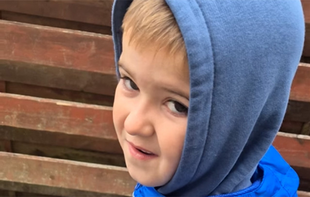 Η-απελπισία-μιας-οικογένειας-για-τον-γιο-τους-που-τρώει-από-χαλιά-μέχρι-και-ταπετσαρίες-τοίχων-–-Η-πάθηση-που-εξάντλησε-τη-μητέρα-του