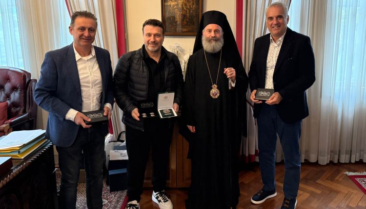 Ο-τραγουδιστής-Γιάννης-Πλούταρχος-στην-Αρχιεπισκοπή-Αυστραλίας