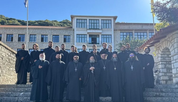 ΙΜ.-Ιωαννίνων:-Αγιασμός-και-η-ρασοφορία-νεοεισαχθέντων-φοιτητών-στην-ΣΜΥΚ-Βελλάς