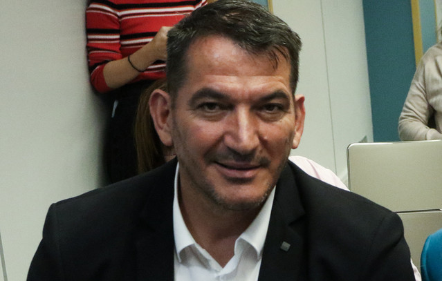 Ο-Πύρρος-Δήμας-σε-ριάλιτι-έβγαλε-στο-«σφυρί»-την-ολυμπιακή-δάδα-για-10.200-ευρώ-–-Οργή-από-την-Ολυμπιακή-Επιτροπή