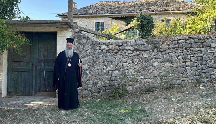 Ο-Μητροπολίτης-Κίτρους-στην-πατρική-οικία-στου-Αγίου-Γερασίμου-Υμνογράφου