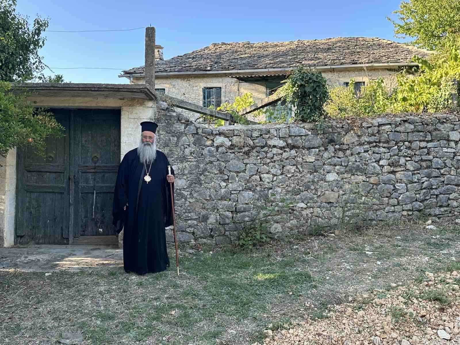 Ο-Μητροπολίτης-Κίτρους-στην-πατρική-οικία-στου-Αγίου-Γερασίμου-Υμνογράφου