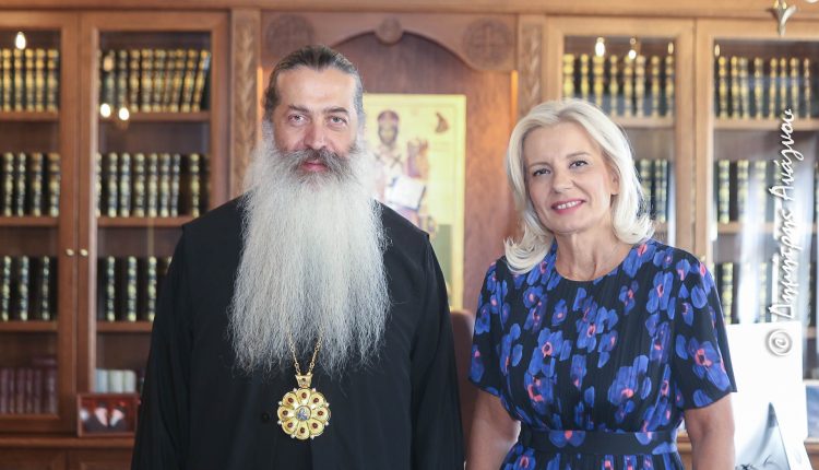 Η-Γραμματέας-της-Αποκεντρωμένης-Διοίκησης-Θεσσαλίας–Στερεάς-Ελλάδας-στον-Μητροπολίτη-Φθιώτιδος