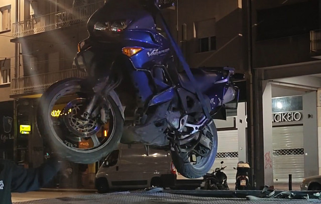 Σοβαρό-τροχαίο-στην-πλατεία-Αμερικής:-Μοτοσικλέτα-παρέσυρε-γυναίκα-–-Μεταφέρθηκε-τραυματισμένη-στο-«Γεννηματάς»