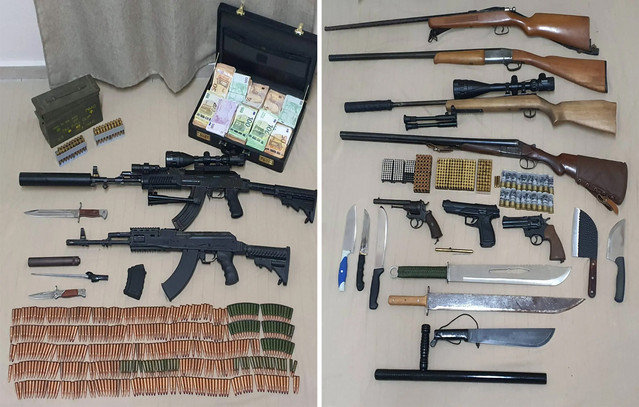 Οπλοστάσιο-στη-Σίφνο:-Καλάσνικοφ,-περίστροφα,-σιγαστήρες-και-250.000-ευρώ-στην-κατοχή-48χρονου