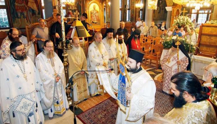 Η-άφθαρτος-δεξιά-του-Αγίου-Νεκταρίου-στην-πανήγυρη-της-Παντανάσσης-στην-Έδεσσα