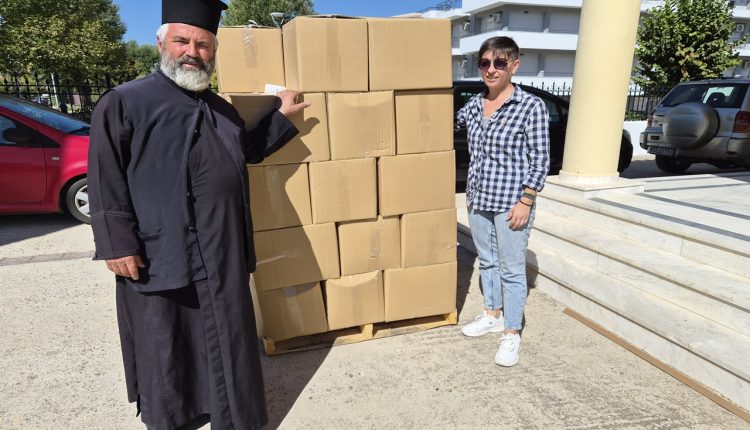 Διανομή-δεμάτων-–-τροφίμων-από-την-Ιερά-Μητρόπολη-Μαρωνείας