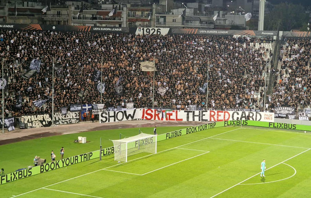 «Δείξτε-κόκκινη-κάρτα-στο-Ισραήλ»-–-Πανό-των-οπαδών-του-ΠΑΟΚ-στο-ματς-με-τη-Μακάμπι-Τελ-Αβίβ