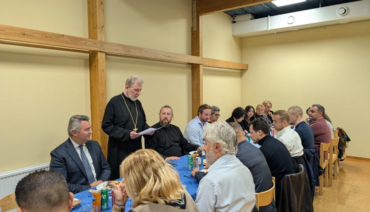 Ο-Μητροπολίτης-Σουηδίας-παρέθεσε-ευχαριστήριο-δείπνο-στους-εθελοντές