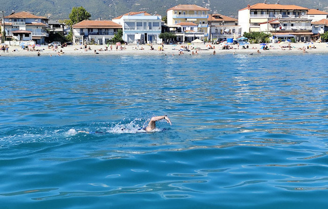 Προπονητής-κολύμπησε-41-χιλιόμετρα-σε-13,5-ώρες-για-να-αναδείξει-την-τουριστική-Πιερία