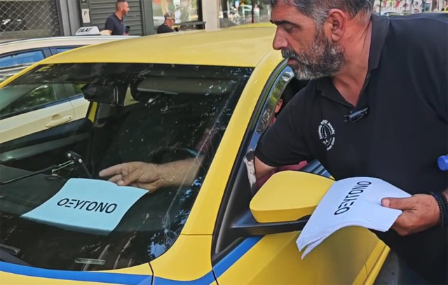 Κινητοποίηση-ταξί-στο-Σύνταγμα-για-το-αίτημα-του-Πάνου-Ρούτσι:-«Σήμερα-είμαστε-αλληλέγγυοι,-δεν-κάνουμε-συνδικαλισμό»