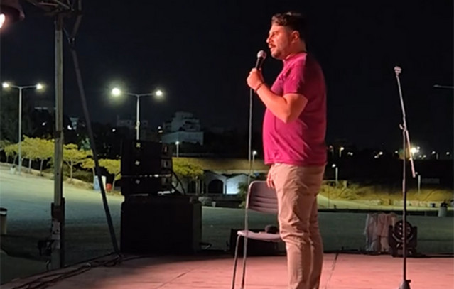 Αντιδράσεις-για-παράσταση-του-κωμικού-Πάρι-Ρούπου-–-Τον-απέλυσε-η-pizza-fan,-τα-σχόλια-για-την-ελληνική-σημαία-και-τον-Τσάρλι-Κερκ