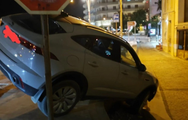 Αυτοκίνητο-«βρέθηκε»-στον-αέρα-στην-παραλιακή-λεωφόρο-Ηρακλείου-μετά-από-λάθος-του-οδηγού